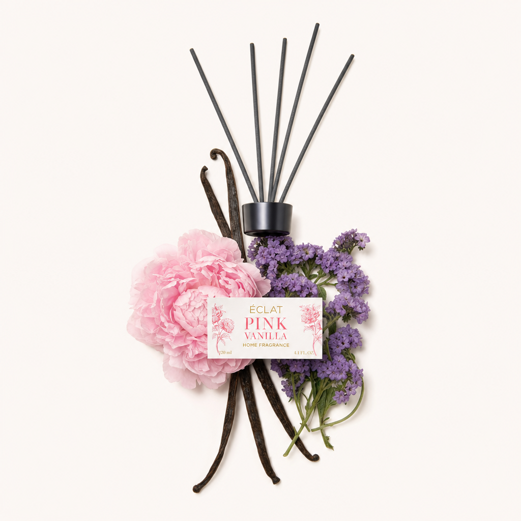 Ein Arrangement aus rosa Pfingstrosen, Vanilleschoten und Lavendelzweigen, das eine schwarze Kappe mit ÉCLAT Pink Vanilla Etikett umgibt.