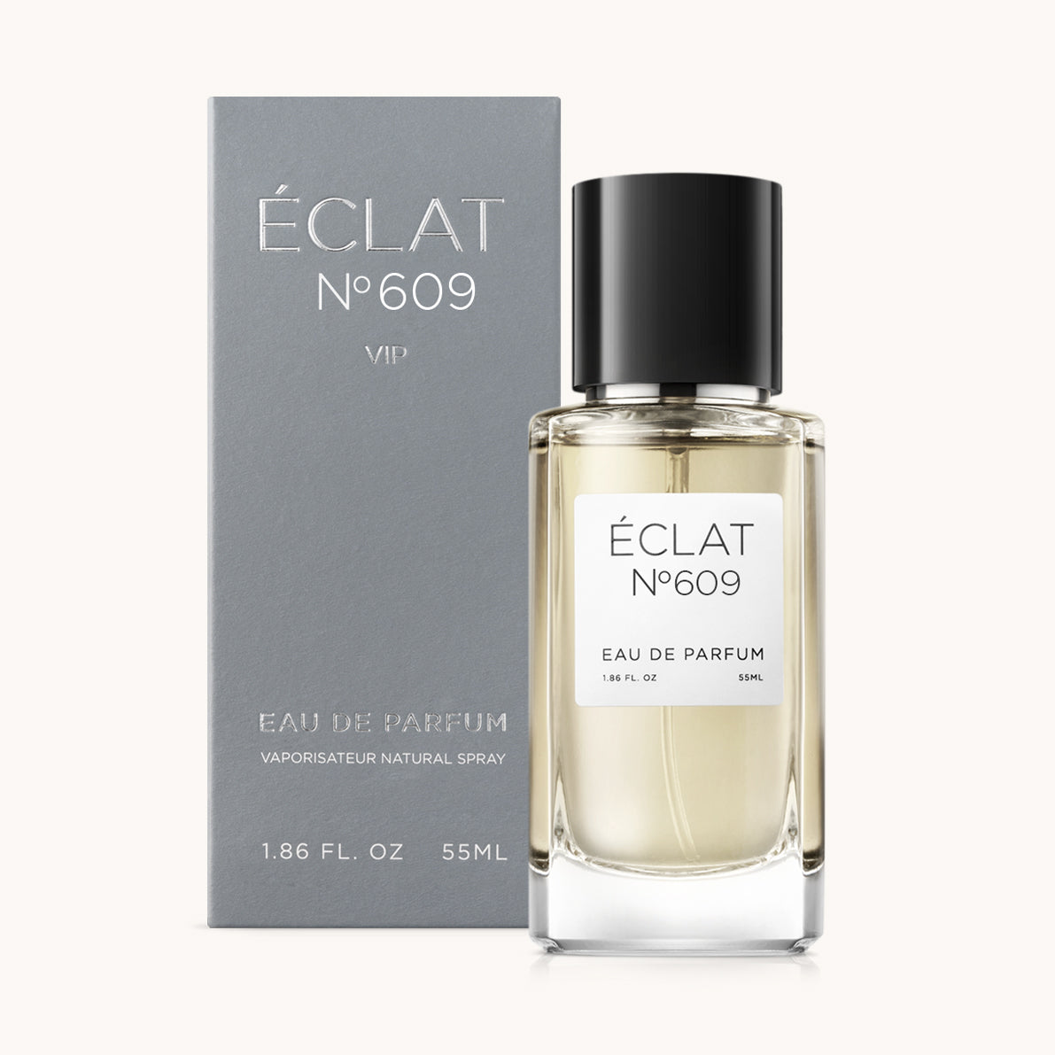ÉCLAT Powdery Woods in einem facettierten Glasflakon mit eleganter schwarzer Kappe, begleitet von einer grauen Box.