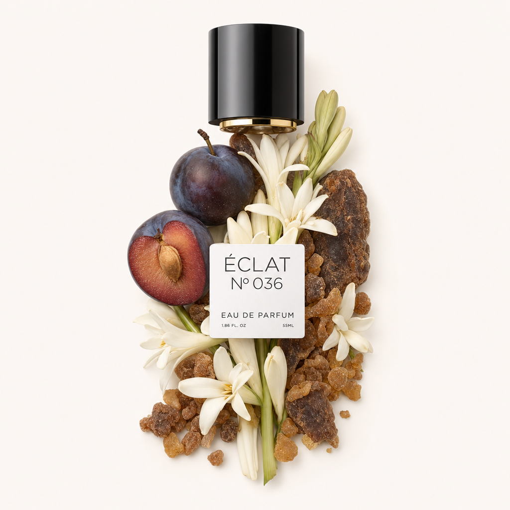 Ein Arrangement aus Pflaumen, weißen Blüten und Harz mit ÉCLATs originaler schwarzer Kappe und Etikett obenauf.