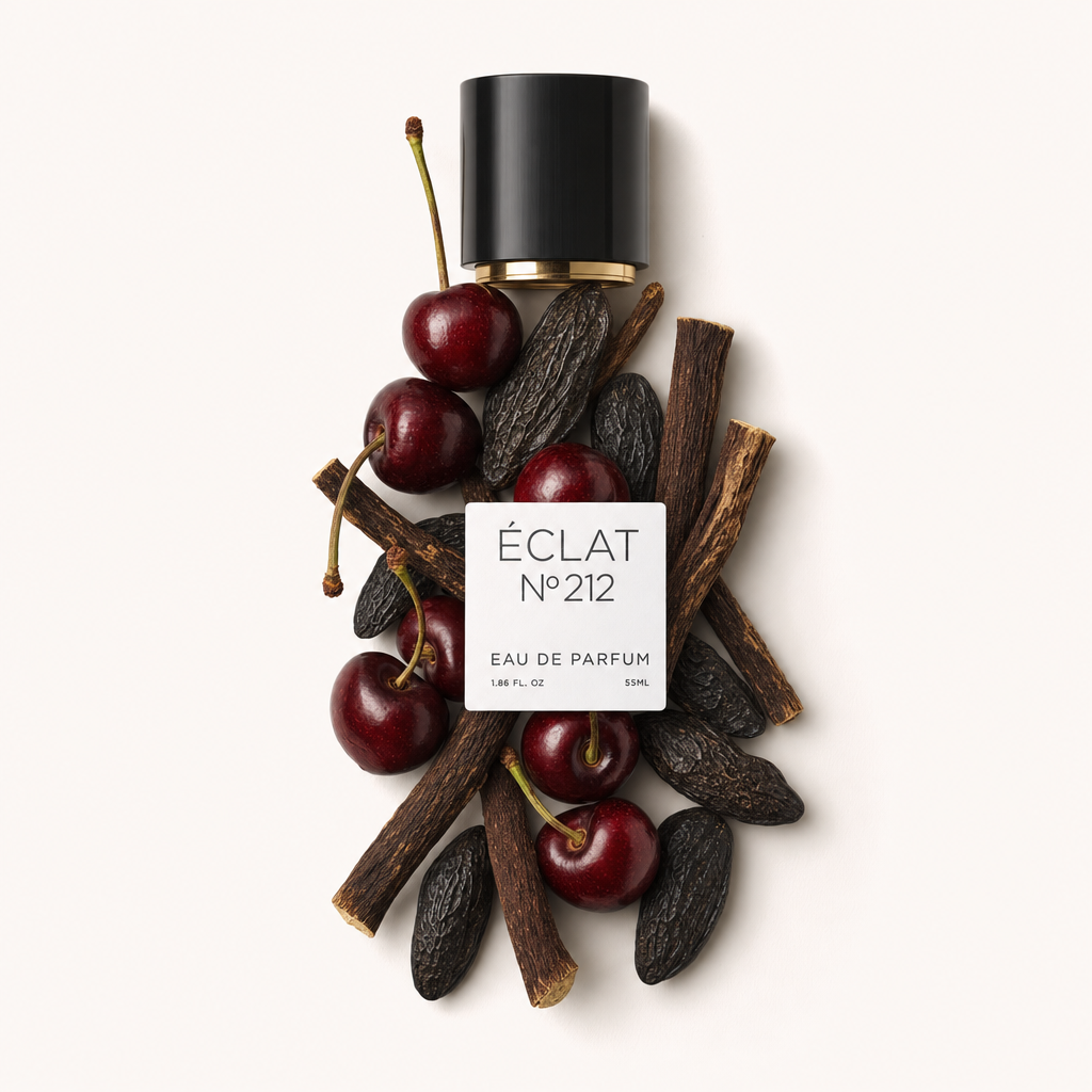 Ein Arrangement aus frischen Kirschen und Vanilleschoten umgibt eine schwarze Kappe mit goldenem Akzent, das ÉCLAT Rose & Cherry Etikett tragend.