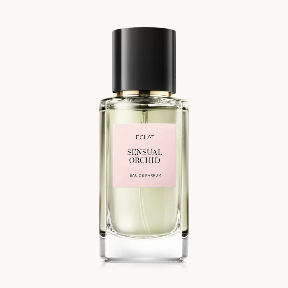 ÉCLAT Sensual Orchid Parfum in einem klaren, facettierten Glasflakon mit schwarzer Kappe und zartrosa Etikett.