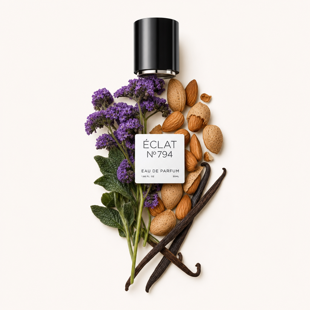 Ein Arrangement aus violetten Blüten, grünen Blättern, ganzen und geschälten Mandeln sowie Vanilleschoten umgibt eine schwarze Verschlusskappe mit Etikett für ÉCLAT Sublime Bitter Almond.
