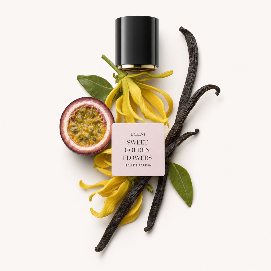 Eine schwarze Verschlusskappe mit Etikett ist umgeben von gelben Blumen, einer halbierten Passionsfrucht, grünen Blättern und Vanilleschoten, die ÉCLAT Sweet Golden Flowers repräsentieren.