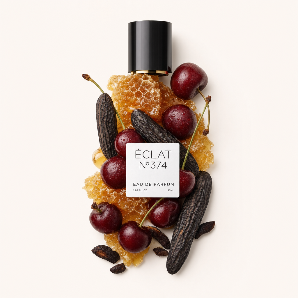Ein harmonisches Arrangement aus Honigwaben, Kirschen und Tonkabohnen umgibt eine schwarze Kappe mit dem ÉCLAT Sweet Honey Etikett.