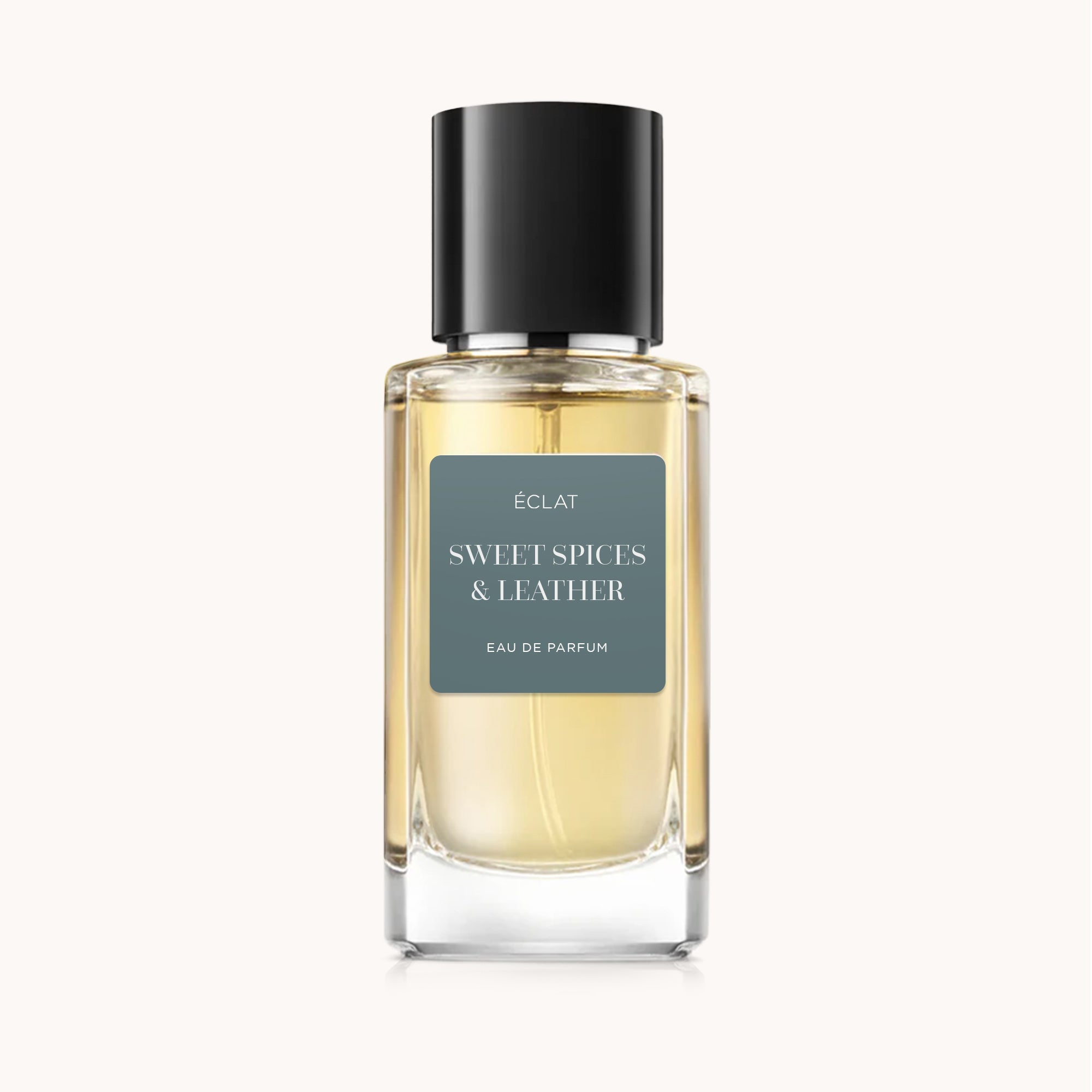Facettierter Glasflakon von ÉCLAT Sweet Spices & Leather mit schwarzem Verschluss und mattem Etikett.