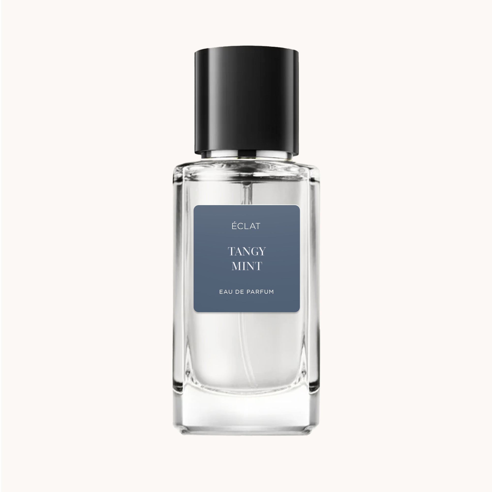 Ein facettierter Glasflakon mit einem matten dunkelgrauen Etikett, das ÉCLAT Tangy Mint zeigt, abgeschlossen mit einer schlanken schwarzen Kappe.