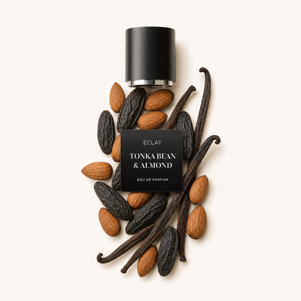 Ein Arrangement aus Tonkabohnen, Mandeln und Vanilleschoten umgibt eine schwarze Kappe mit Etikett für ÉCLAT Tonka Bean & Almond.