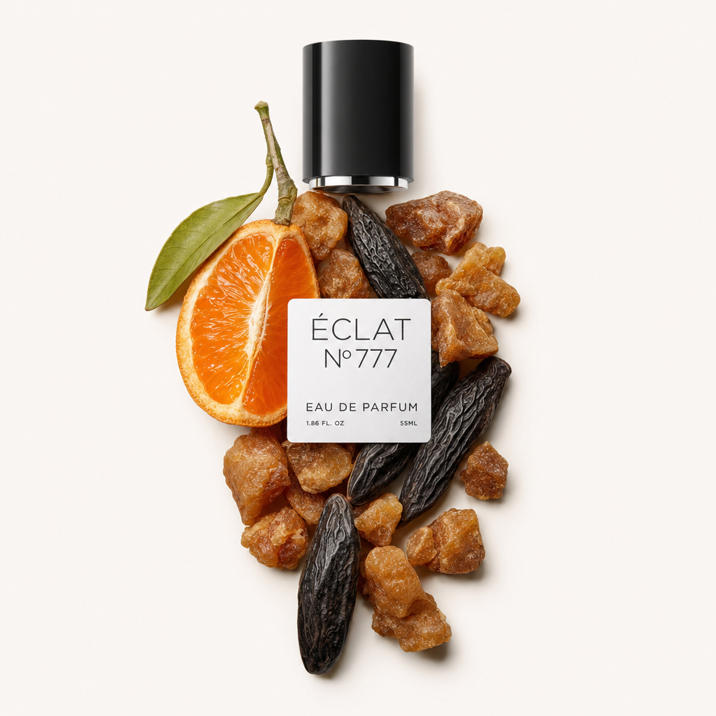 Ein künstlerisches Arrangement aus Vanilleschoten, Benzoeharz und einer halbierten Orange mit Blatt umgibt eine schwarze Kappe mit ÉCLAT 777 Etikett.