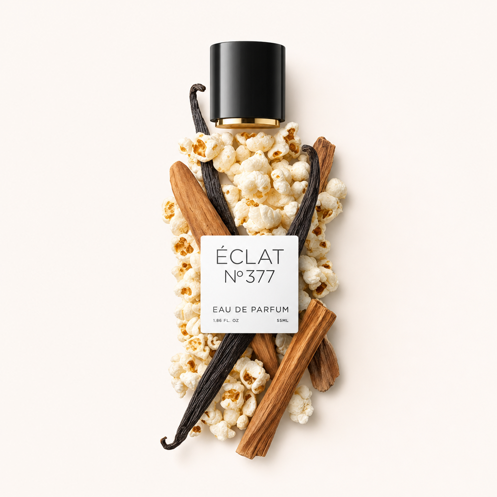Ein Arrangement aus Popcorn, Vanilleschoten und Zimtstangen um die schwarze Kappe von ÉCLAT Vanilla & Popcorn mit Etikett.