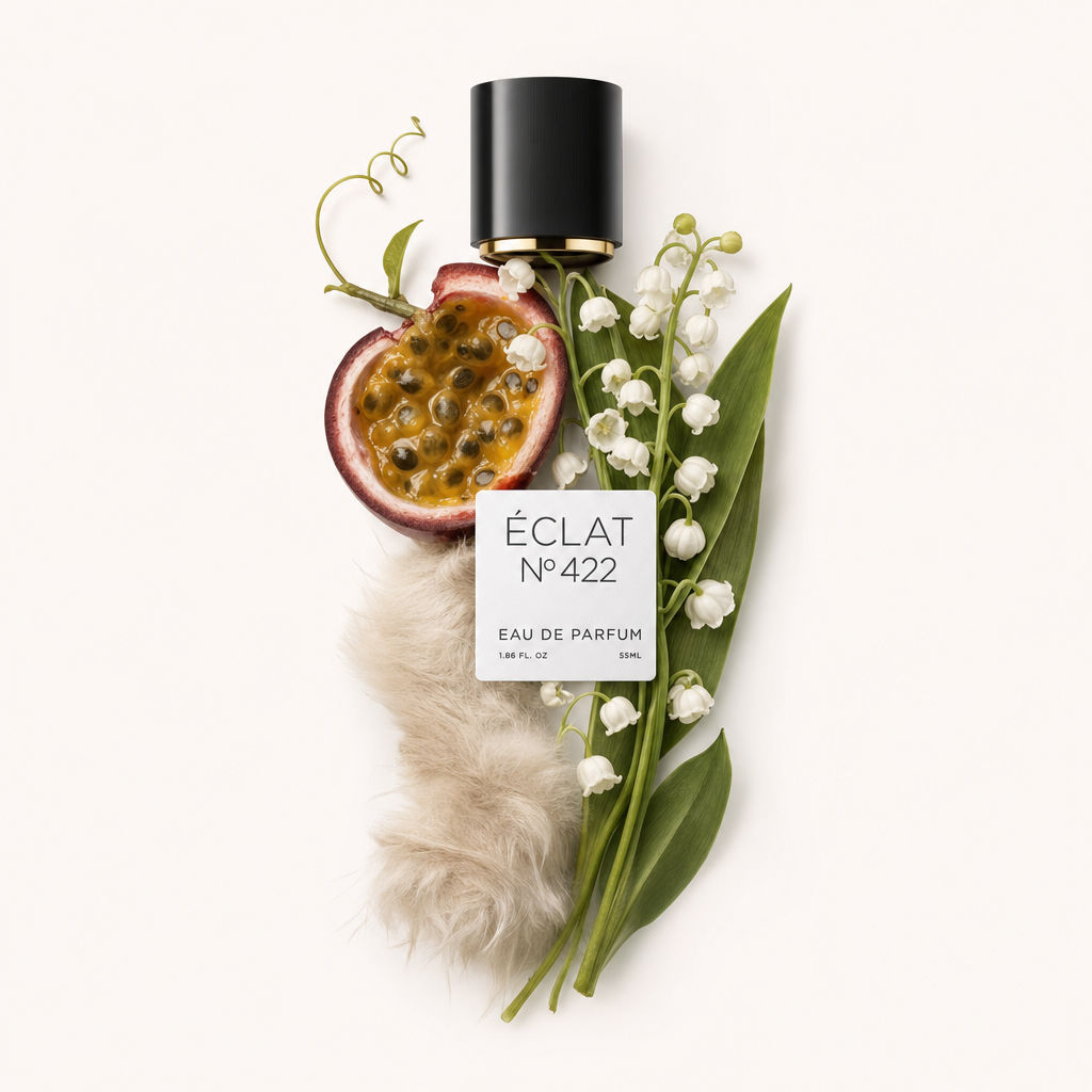 Ein künstlerisches Arrangement aus einer halbierten Passionsfrucht, weißen Maiglöckchen und einem weichen Fellakzent neben einer schwarzen Kappe mit Etikett für ÉCLAT Musky Passionfruit.