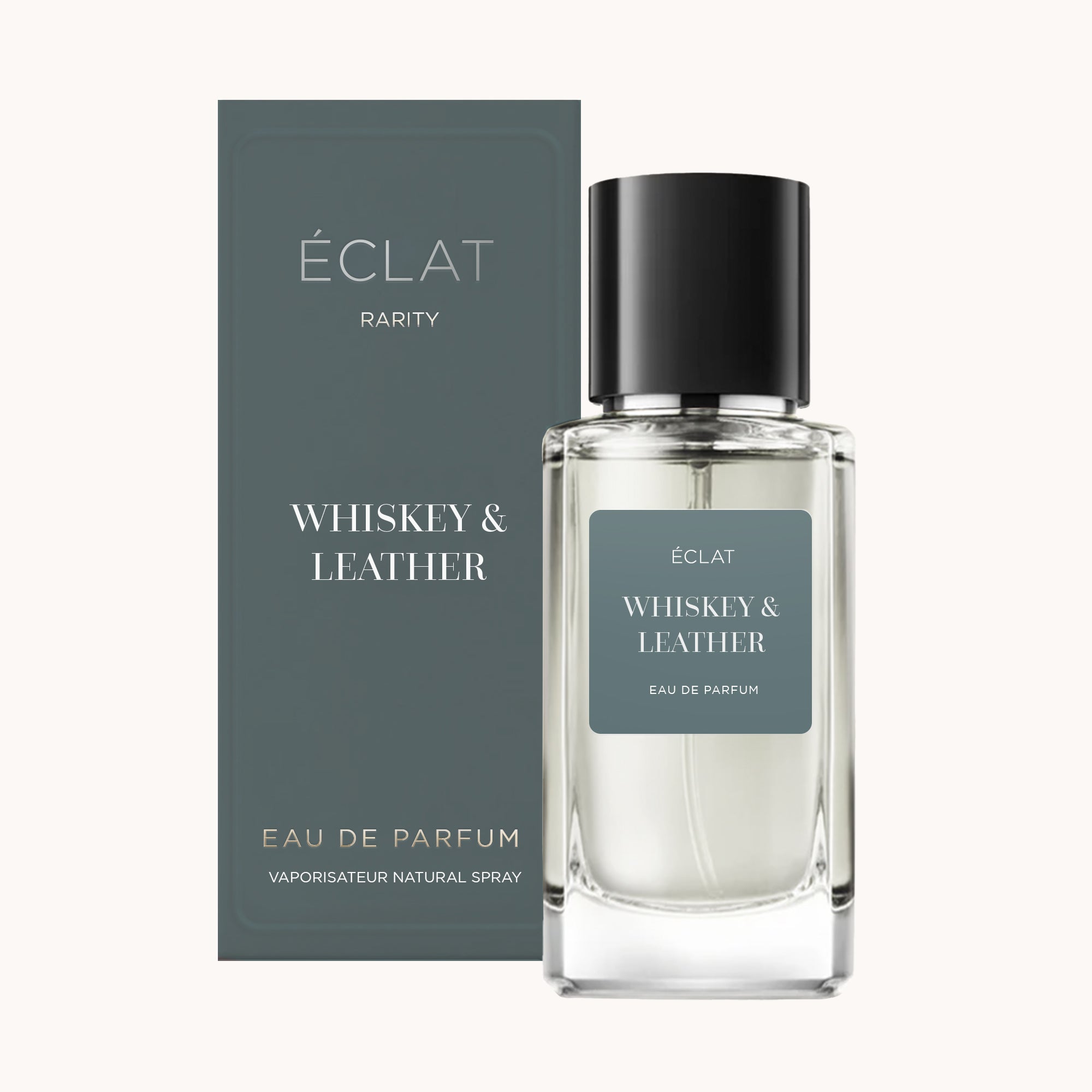 ÉCLAT Whiskey & Leather Duft in einem klaren Glasflakon mit schwarzem Verschluss, begleitet von der passenden eleganten Box in gedämpftem Blau.