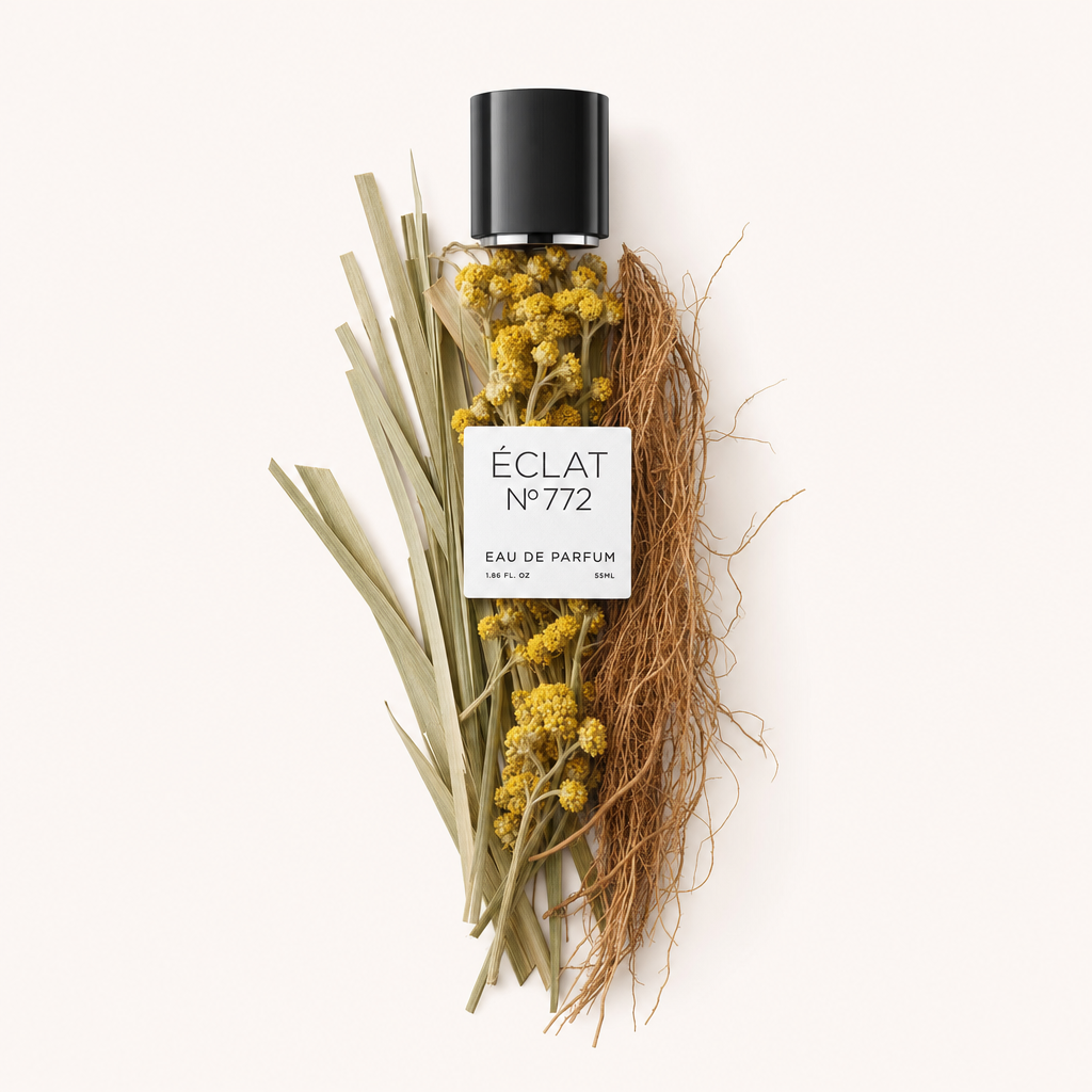 Ein Arrangement aus gelben Immortellen-Blüten und trockenen Gräsern mit der originalen schwarzen Verschlusskappe, auf der das ÉCLAT 772 Etikett deutlich zu sehen ist.
