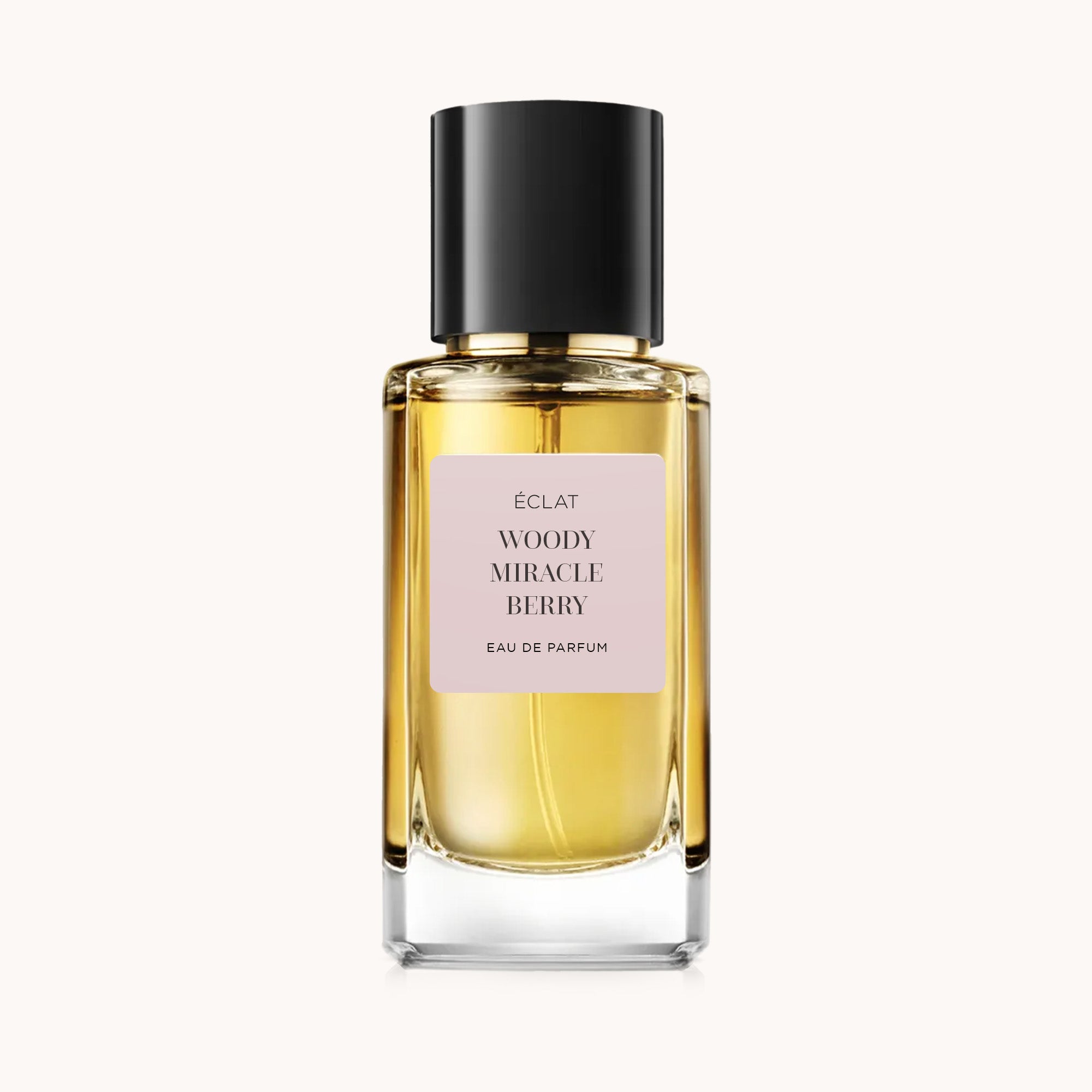Facettierter Glasflakon von ÉCLAT Woody Miracle Berry mit goldener Flüssigkeit und schwarzer Kappe, zeigt ein zartes rosa Etikett.